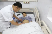 Bụng sưng đau, bầm tím, bệnh nhi vỡ tạng đặc kèm đa chấn thương