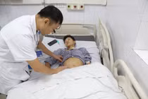 Bụng sưng đau, bầm tím, bệnh nhi vỡ tạng đặc kèm đa chấn thương