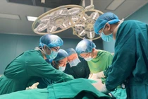 Vi phẫu chuyển thần kinh chữa liệt cánh tay cho 2 chàng trai trẻ