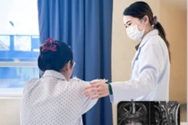 Buồn nôn nấc cụt, tưởng rối loạn tiêu hóa không ngờ viêm tủy thị thần kinh