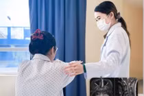 Buồn nôn nấc cụt, tưởng rối loạn tiêu hóa không ngờ viêm tủy thị thần kinh