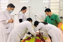 Bé trai 2 tuổi nguy kịch vì hóc hạt nhãn