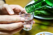 6 người nghi ngộ độc rượu sau bữa ăn tại Nghệ An