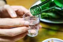 6 người nghi ngộ độc rượu sau bữa ăn tại Nghệ An