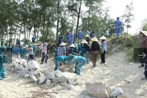 Hà Tĩnh gia cố đê, di dời người dân, ứng phó bão số 5 Kajiki