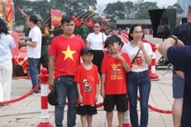 Người dân háo hức trước buổi tổng hợp luyện diễu binh lần 2