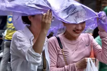 Người dân "đội mưa" kiên trì chờ xem tổng hợp luyện diễu binh, diễu hành