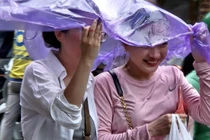 Người dân "đội mưa" kiên trì chờ xem tổng hợp luyện diễu binh, diễu hành