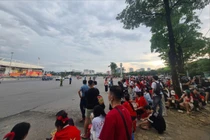 Người dân đợi bên đường Lê Quang Đạo chờ xem dàn khí tài diễu binh