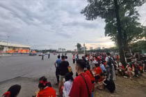 Người dân đợi bên đường Lê Quang Đạo chờ xem dàn khí tài diễu binh