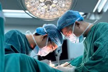 Khối u 17 năm ăn mòn xương ngón tay quý ông 37 tuổi