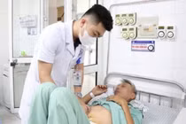 2 người thủng ruột do thói quen nguy hiểm nhiều người mắc