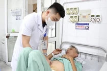 2 người thủng ruột do thói quen nguy hiểm nhiều người mắc