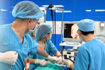 Thích ăn hồng ngâm cụ bà 85 tuổi mổ lấy khối bã thức ăn 'khổng lồ' 15cm