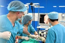 Thích ăn hồng ngâm cụ bà 85 tuổi mổ lấy khối bã thức ăn 'khổng lồ' 15cm