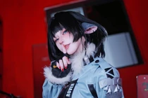 Nữ coser tắm bồn khi cosplay gây sốt khắp mạng xã hội