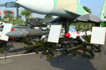 Cận cảnh dàn tên lửa tạo nên sức mạnh "Hổ mang chúa" Su-30MK2 Việt Nam