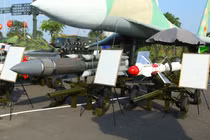 Cận cảnh dàn tên lửa tạo nên sức mạnh "Hổ mang chúa" Su-30MK2 Việt Nam