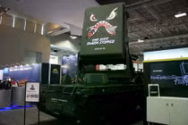 Hệ thống chống UAV bằng robot tự hành Leonidas, kết hợp công nghệ vi sóng công suất cao Leonidas của Epirus với phương tiện bánh xích không người lái TRX của General Dynamics Land Systems, được trưng bày tại AUSA 2025 (Nguồn ảnh: Army Recognition).