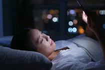 Dùng điện thoại trước khi ngủ có hại?