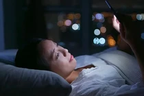 Dùng điện thoại trước khi ngủ có hại?