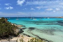 Bí ẩn 5 thi thể bị trói tay chân trôi dạt vào bãi biển