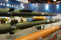 Buộc đồng minh tự mua vũ khí, Mỹ có ngay hợp đồng sản xuất 2.000 tên lửa
