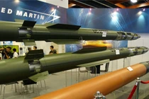 Buộc đồng minh tự mua vũ khí, Mỹ có ngay hợp đồng sản xuất 2.000 tên lửa