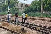 Người phụ nữ bị cưỡng bức tập thể, ném xuống đường ray gây phẫn nộ