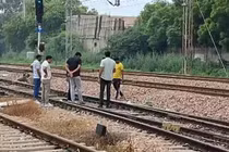 Người phụ nữ bị cưỡng bức tập thể, ném xuống đường ray gây phẫn nộ