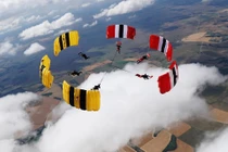 Mãn nhãn màn nhảy dù 6 hướng do lính Mỹ - Anh kết hợp