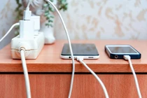 Hóa đơn điện tăng vì quên rút củ sạc? Sự thật bất ngờ