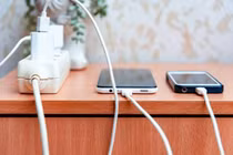 Hóa đơn điện tăng vì quên rút củ sạc? Sự thật bất ngờ