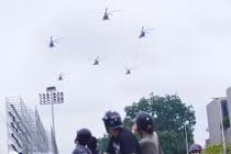 Ngắm dàn trực thăng luyện tập diễu binh bay qua Quảng trường Ba Đình