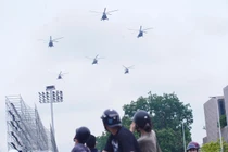 Ngắm dàn trực thăng luyện tập diễu binh bay qua Quảng trường Ba Đình