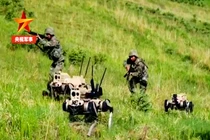 Trung Quốc ra mắt robot chó chiến đấu cùng binh sĩ