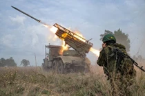 Lực lượng Nga tiếp tục bao vậy thêm một thành phố khác của Ukraine