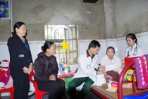 “Bộ đội Cụ Hồ” điểm tựa sức khỏe cho người dân vùng thiên tai