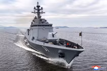 Lãnh đạo Triều Tiên Kim Jong Un thị sát tàu chiến mới
