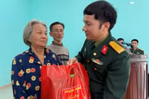 Bộ Quốc phòng trao 1.000 phần quà hỗ trợ người dân vùng lũ thành phố Huế