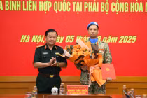 Trao quyết định của Chủ tịch nước cho sĩ quan làm nhiệm vụ gìn giữ hòa bình
