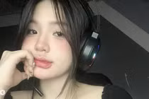 Nữ game thủ Việt gây sốt với phong cách táo bạo khó rời mắt