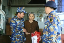 Quân chủng Hải quân tổ chức hỗ trợ, tặng quà Nhân dân bị ảnh hưởng mưa lũ