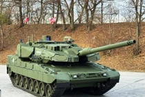 EuroTrophy đã ký hợp đồng trị giá 330 triệu euro với KNDS Deutschland để trang bị Hệ thống bảo vệ chủ động Trophy cho xe tăng Leopard 2A8 của bốn quốc gia NATO châu Âu, cho thấy xu hướng chuyển dịch sang tiêu chuẩn hóa các hệ thống phòng vệ chủ động nhằm đối phó với các mối đe dọa chống tăng hiện đại (Nguồn ảnh: KNDS).