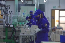 Sôi nổi khí thế lao động, sản xuất bên trong Nhà máy Z121