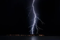 Trên đường đi học về, 3 nữ sinh bị sét đánh tử vong