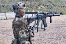 Thực tế khắc nghiệt ở Ukraine giúp Nga nâng cấp AK-12
