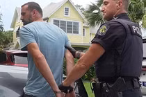 Bị bỏ quên trong ô tô, bé trai 18 tháng tuổi tử vong