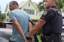 Bị bỏ quên trong ô tô, bé trai 18 tháng tuổi tử vong