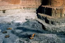 1000 tấn Urani xuyên châu Phi đến Nga khiến Pháp nóng mặt 